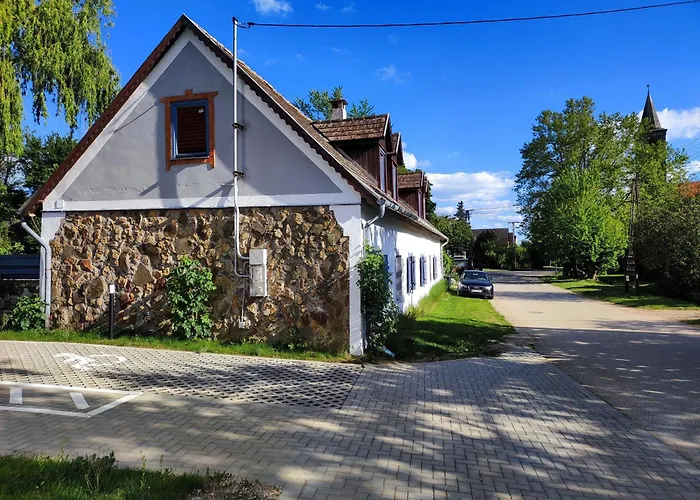 Henye Vintage A Kali-medenceben *